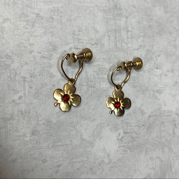 Vintage Japan Gold Flower w/Red Crystal Screw Back - Picture 6 of 7